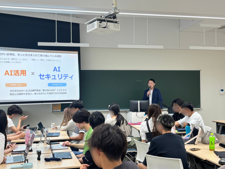 学生に向けてプレゼンテーションを行う松本 忠雄