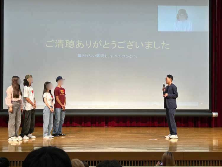 講評会で学生の作品についてコメントする松本 忠雄